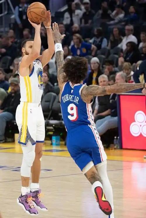 金年会app关于库里连续十场比赛得分超过出色防守,勇士挑战极限!的信息